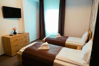 Отель Pensiune Confort Morosanu Şinca Veche Двухместный номер с 2 отдельными кроватями и балконом-2